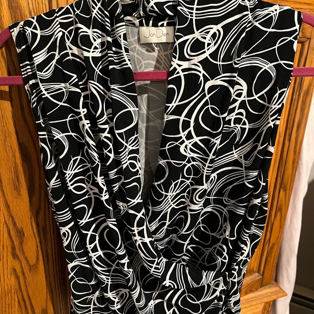 black with white swirls sleeveless v neck shirt size medium